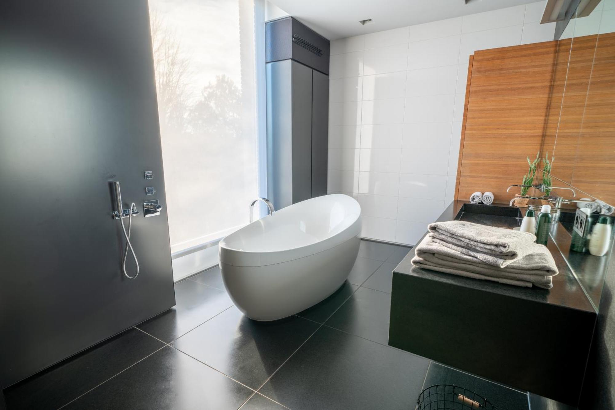 Bed & Wellness Boxtel, Luxe Kamer Met Airco En Eigen Badkamer, Ligbad Luaran gambar